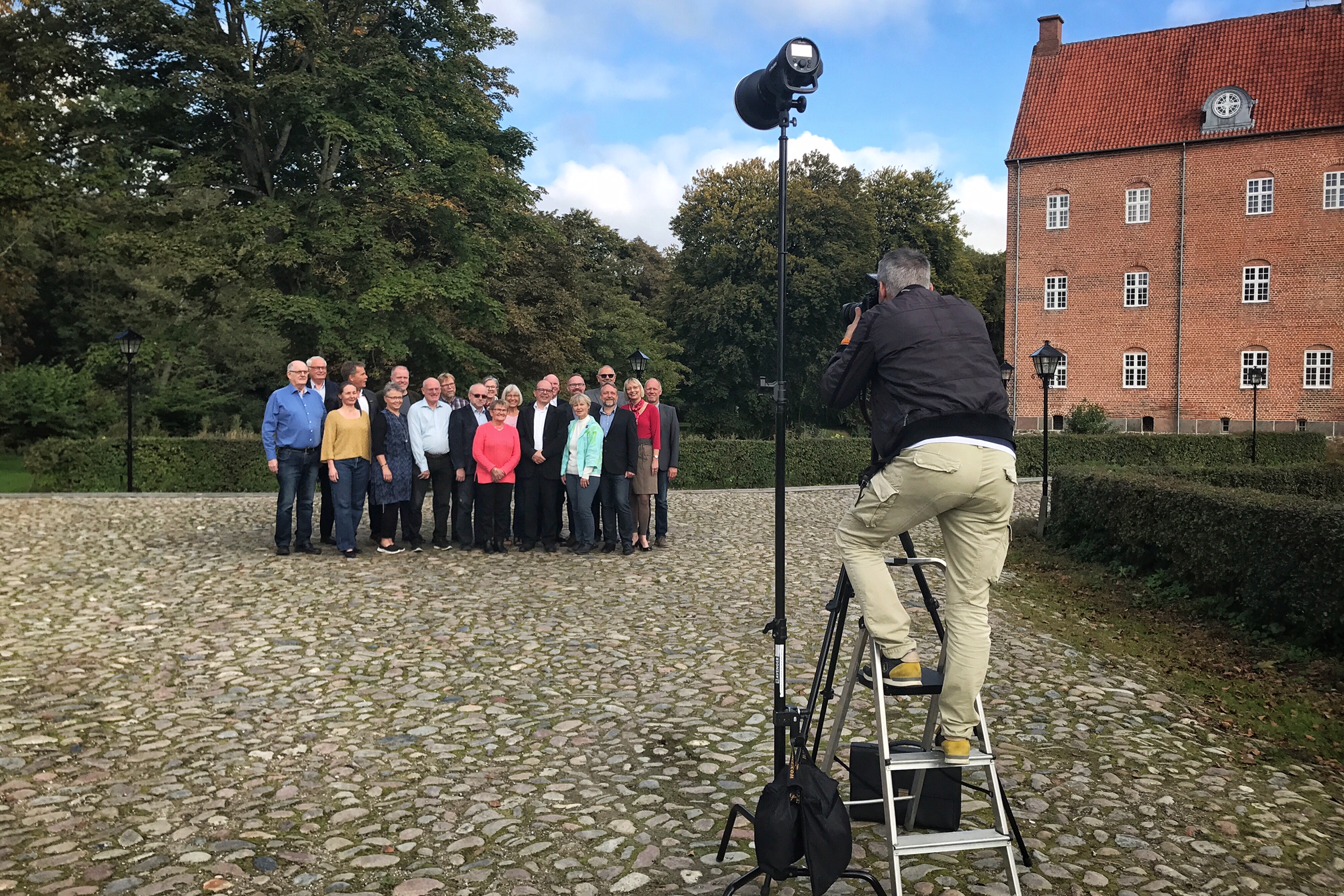 Bestyrelsen foran Sostrup.jpg