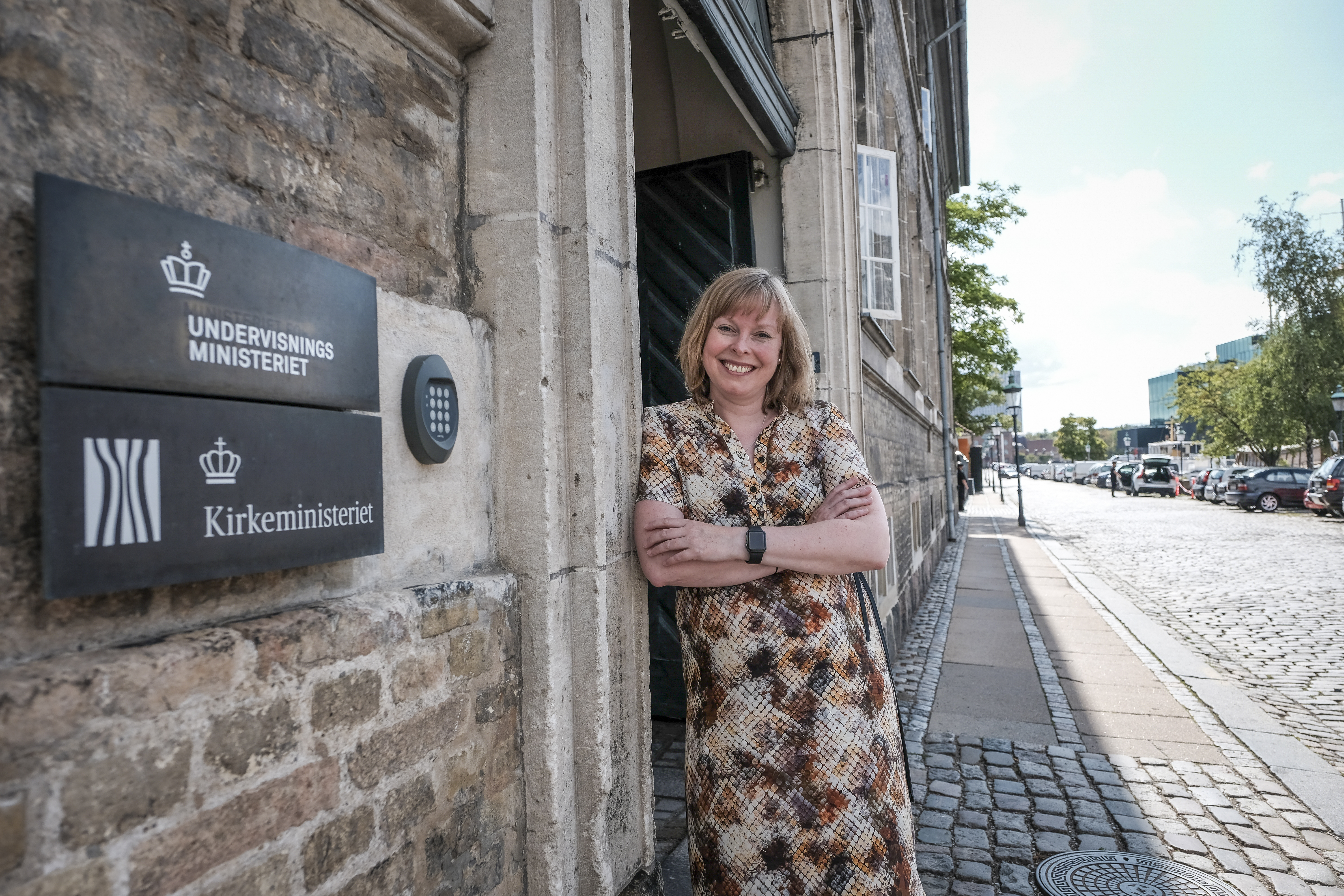 JM ved kirkeministerieskilt.jpg